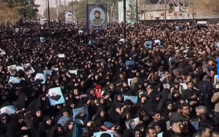 Δεκάδες χιλιάδες στους δρόμους της Τεχεράνης θρηνούν για τον στρατηγό Κασέμ Σουλεϊμανί