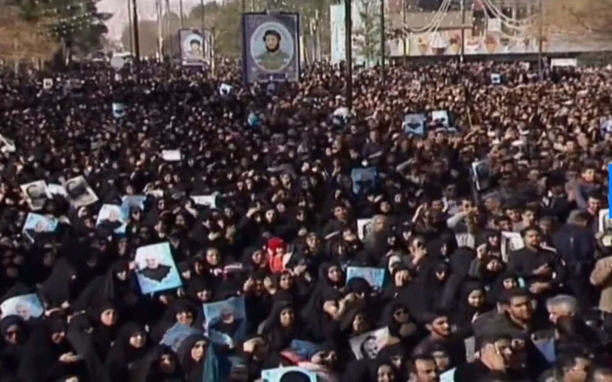 Ιράν: Δεκάδες χιλιάδες στους δρόμους της Τεχεράνης θρηνούν για τον στρατηγό Κασέμ Σουλεϊμανί [video]