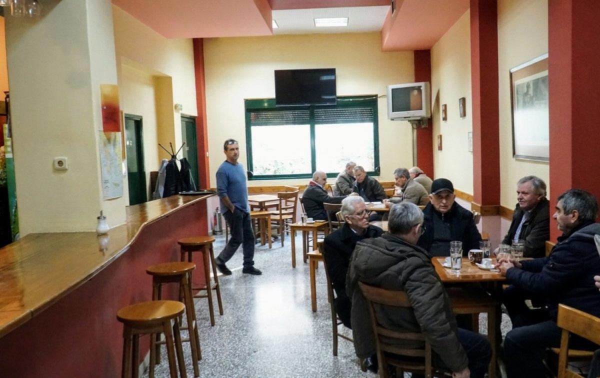 Χαρμάνιασαν στη Λάρισα και κάνουν λέσχη για καπνιστές!