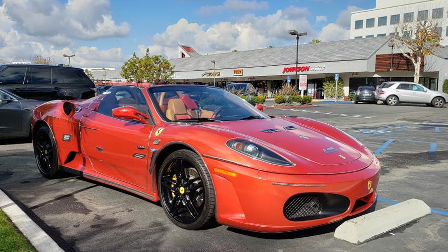 Η αποθέωση του κιτς: Έκανε την Ferrari του για τα… πανηγύρια!!! [pics]