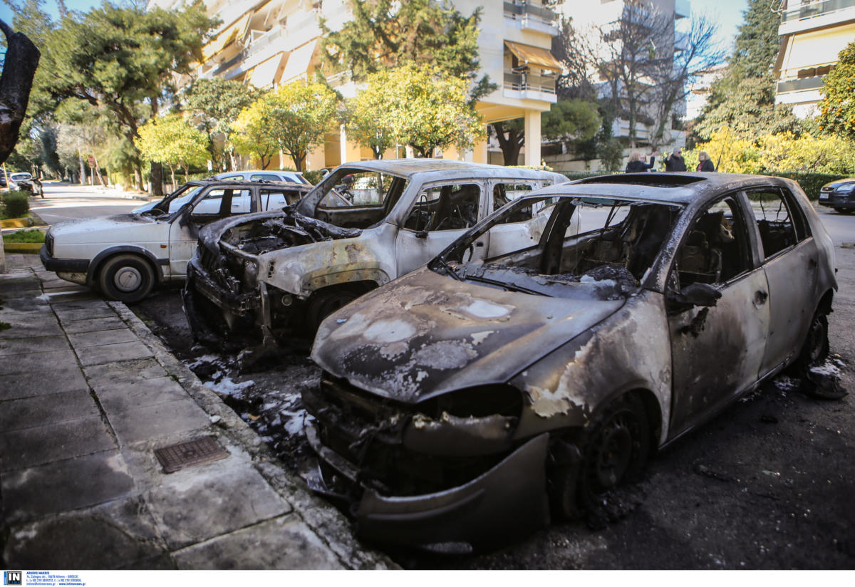 Συναγερμός για το μπαράζ εμπρησμών ΙΧ κάθε βράδυ στην Αττική