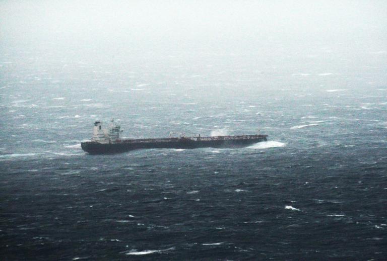 Κάβο Ντόρο: Η μάχη τεράστιου τάνκερ με τα κύματα στη φουρτουνιασμένη θάλασσα! Εικόνες που καθηλώνουν [pics]