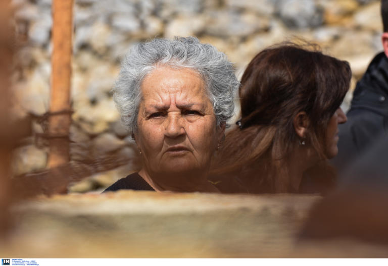 “Ανυποχώρητη, δεν μπορεί να φύγει... Ακρίτας”! Τι λέει η κόρη της κυρά Ρηνιώς που μένει μόνη στην Κίναρο