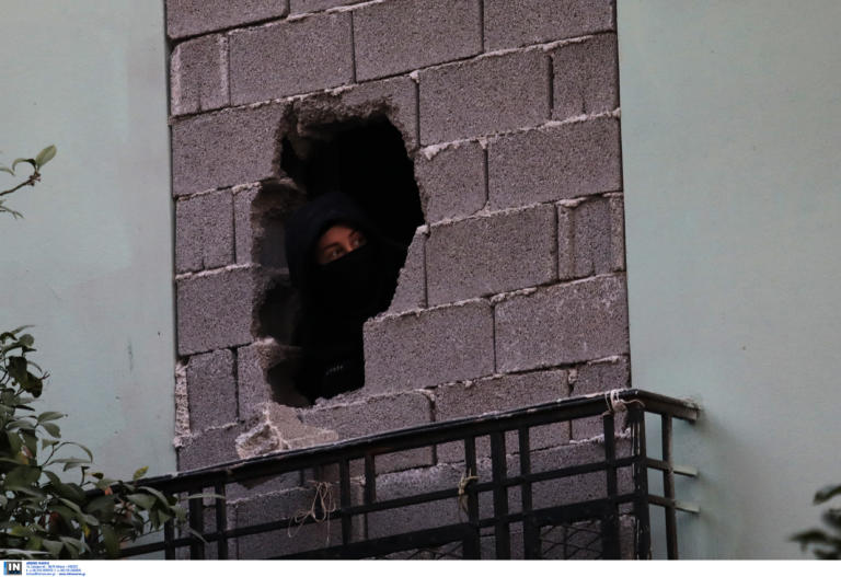 Κουκάκι: Μυρίζει… μπαρούτι! Αντιεξουσιαστές ανακατέλαβαν κτίρια! [pics]