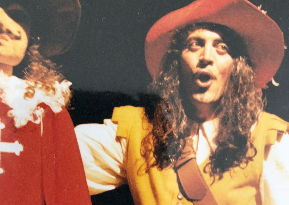 Ο ηθοποιός της φωτογραφίας πρωταγωνιστεί στις «8 λέξεις» – Τον αναγνωρίζετε;