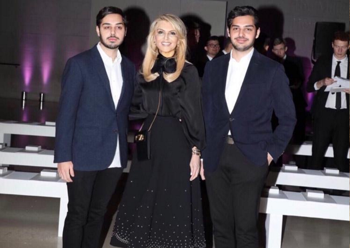 Μπέσσυ Λαιμού: Η διάσημη κοσμική κυρία με τους δίδυμους γιους της στο fashion show της Celia Kritharioti!