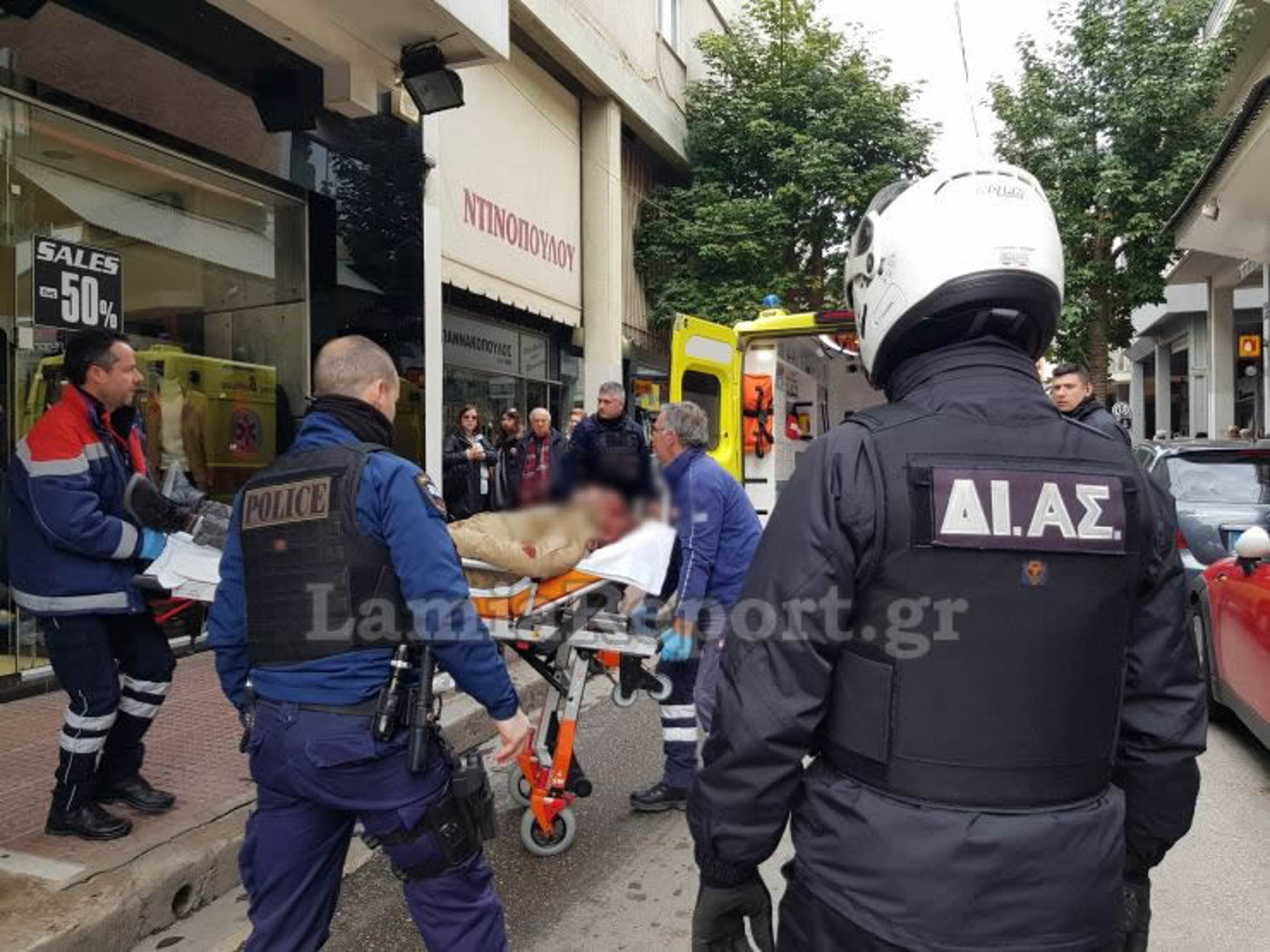 Λαμία: Σωριάστηκε στο κέντρο της πόλης! Αίματα παντού [pics]