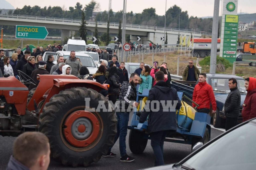 Εθνική Οδός: Μπλόκο στην Αθηνών – Λαμίας για το προσφυγικό! Τρακτέρ, σημαίες και συνθήματα [pics]