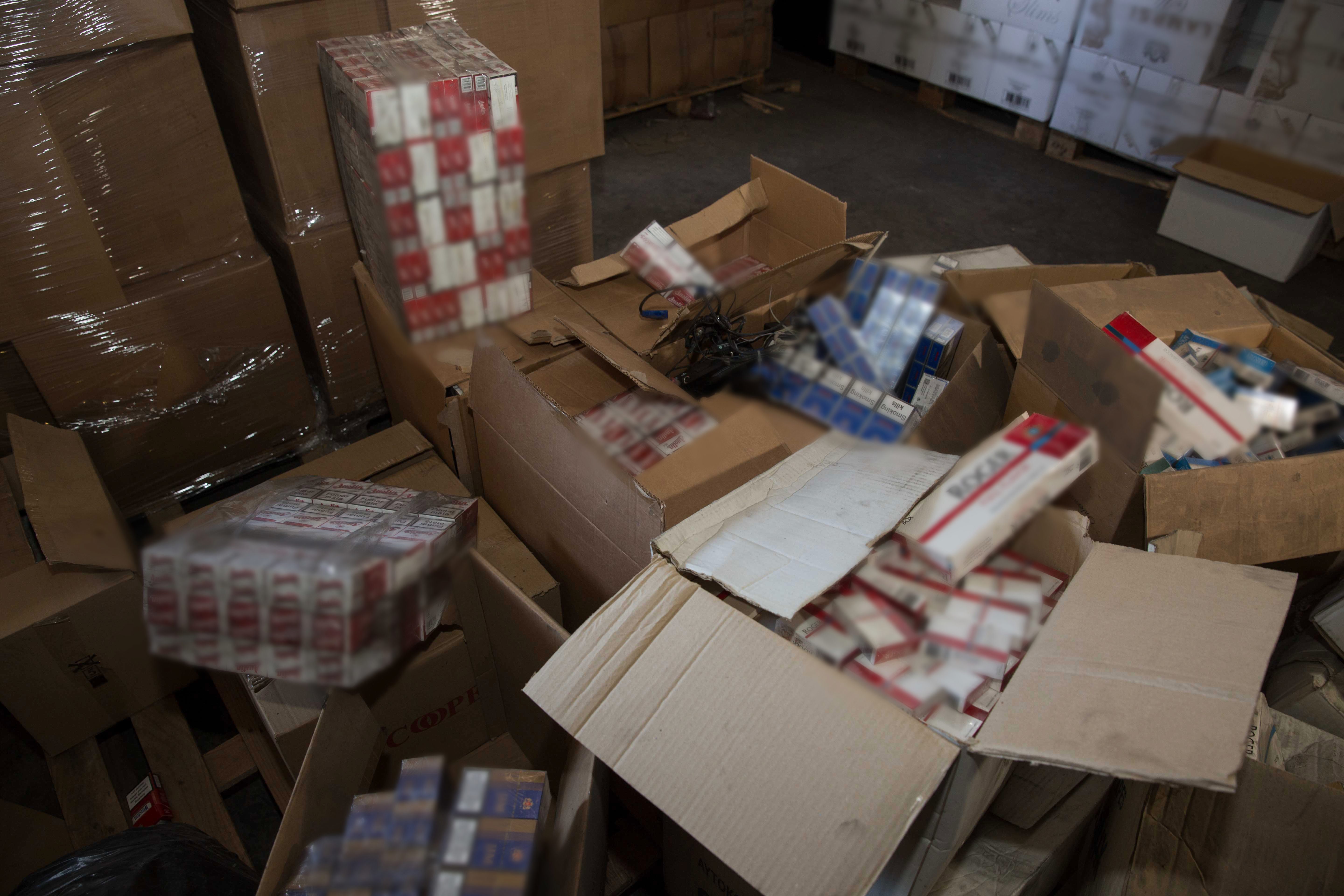 Χαλκίδα: Βρέθηκαν 42.800 λαθραία πακέτα τσιγάρα σε φορτηγό