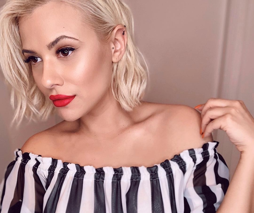 Αγνώριστη η Λάουρα Νάργες με καστανά μαλλιά! [pics]