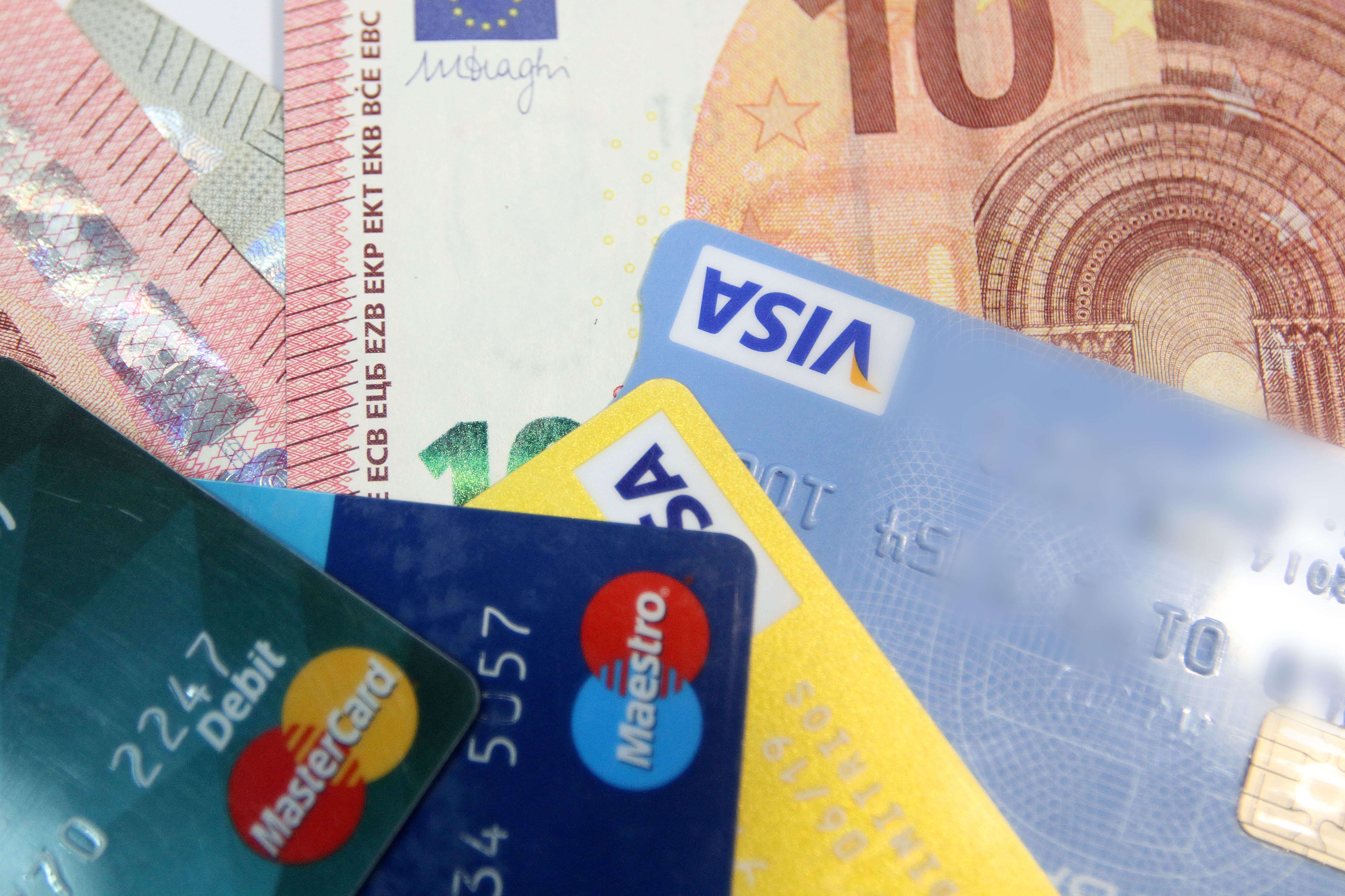 Φόρος εισοδήματος: Εξόφληση με πιστωτικές κάρτες και έκπτωση 3% έως 31 Αυγούστου