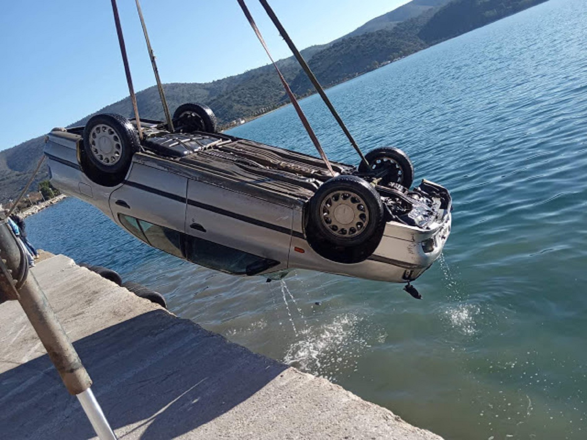 Αυτοκίνητο έπεσε στο λιμάνι του Αστακού! Δείτε φωτογραφίες