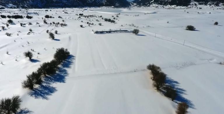 Μοναδικά πλάνα από την παγωμένη λίμνη στον Ομαλό: Το τοπίο είναι απίστευτο! [video]