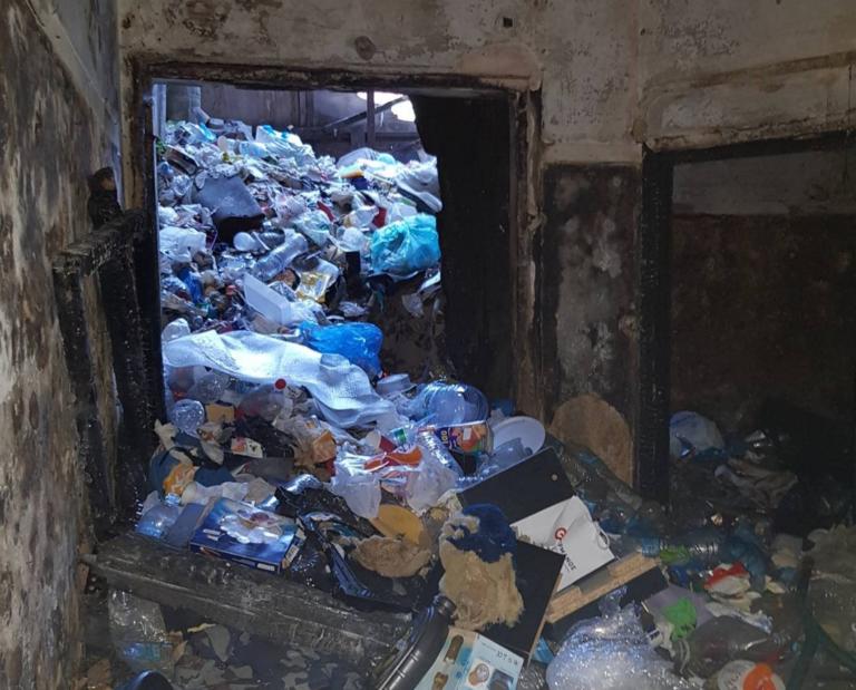 Σοκαριστικές εικόνες από τον σκουπιδότοπο και στέκι τοξικομανών στην Λιοσίων - Απομακρύνθηκαν μπάζα 35 τόνων!