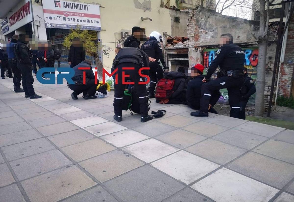 Θεσσαλονίκη: Μπούκαραν με όπλα και λήστεψαν καταστηματάρχη