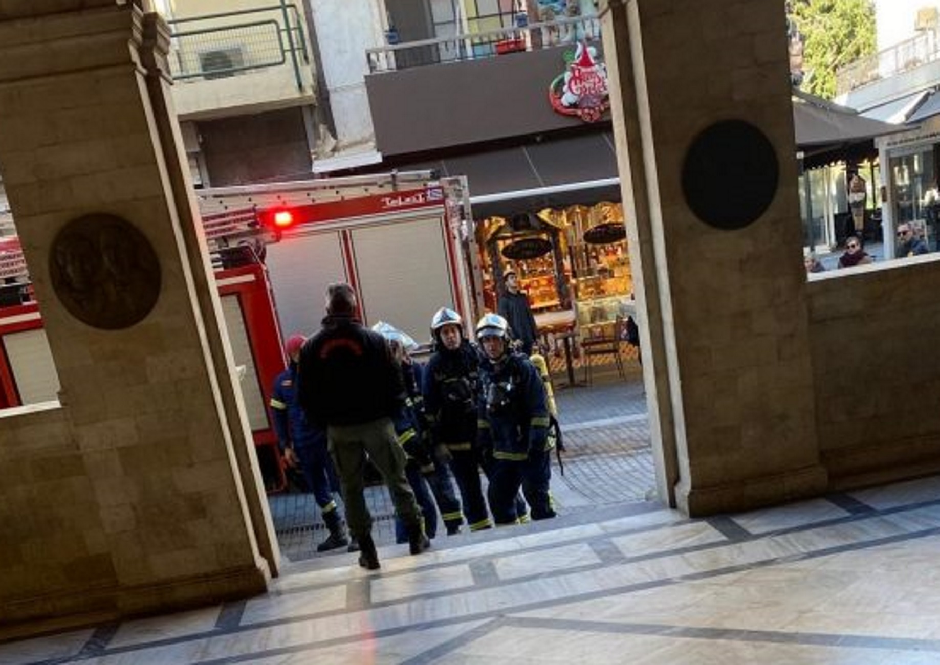 Ηράκλειο: Έκρηξη στη Λότζια! Εκκενώθηκε το δημαρχείο της πόλης μέσα σε ένα σύννεφο καπνού