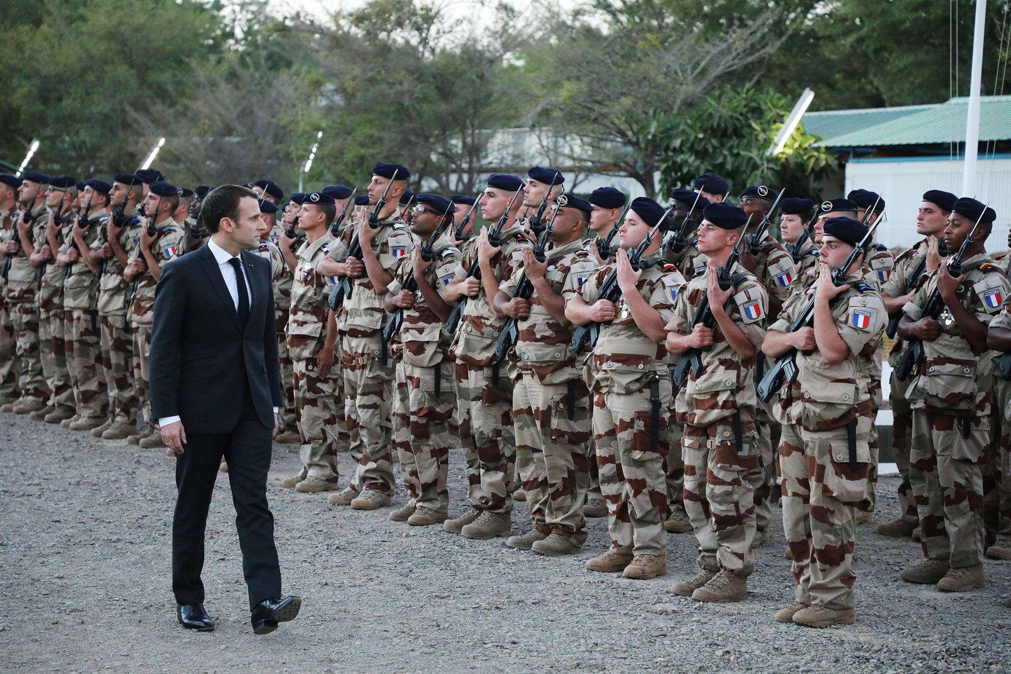 Ο Τραμπ ετοιμάζεται να αφήσει “ξεκρέμαστους” χιλιάδες Γάλλους στρατιώτες στην Αφρική – Αντιδρά ο Μακρόν