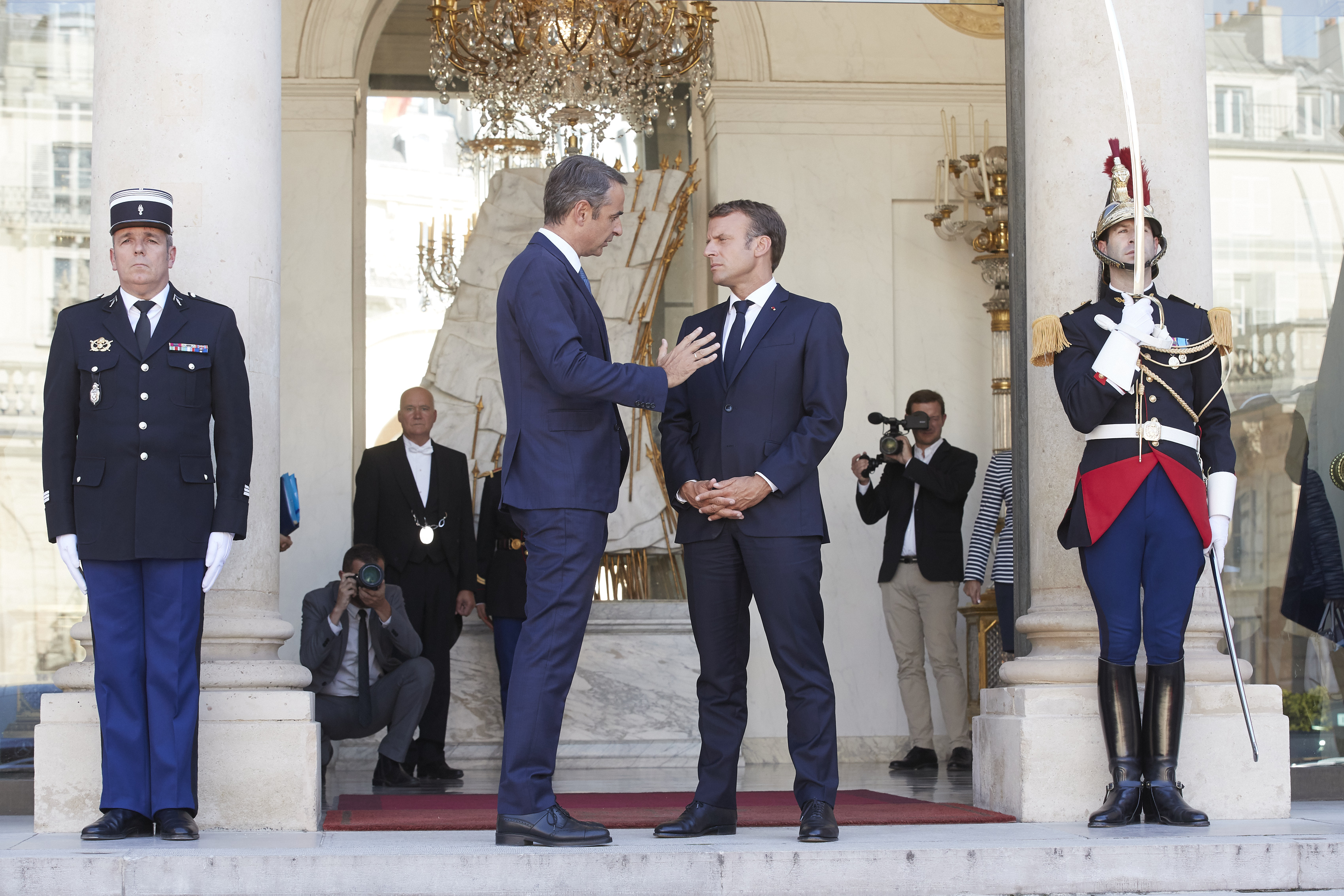 Στο Παρίσι ο Μητσοτάκης: Επαναβεβαιώνει με Μακρόν το… «Ελλάς, Γαλλία, συμμαχία»