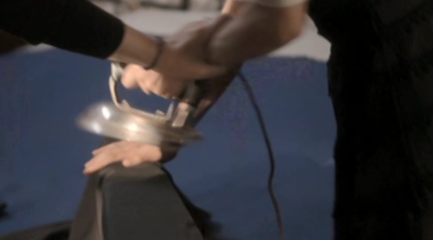 Η Μυρσίνη καίει με το σίδερο την Ασημίνα! Συγκλονιστική σκηνή στις Άγριες Μέλισσες