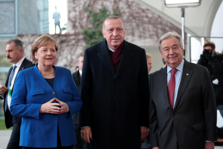 Το... στριπτίζ του Ερντογάν για να φωτογραφηθεί στη Διάσκεψη του Βερολίνου [video]