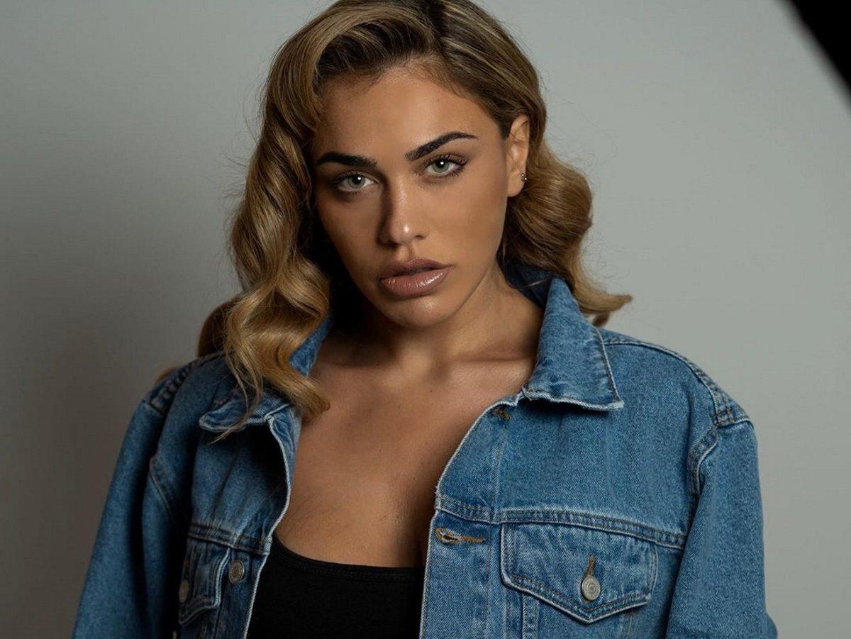 “Φωτιά” η Κόνι Μεταξά! Ποζάρει topless και απολαμβάνει τα ζυμαρικά της [pic]