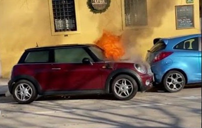 Σταθμευμένο ΜΙΝΙ πήρε φωτιά και έσπειρε τον πανικό [vid]