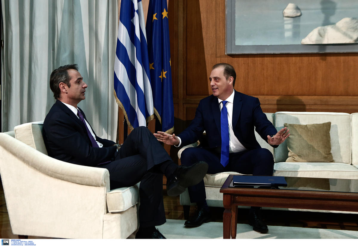 “Θεριακλής” Βελόπουλος, την “είπε” στον Μητσοτάκη για το τσιγάρο