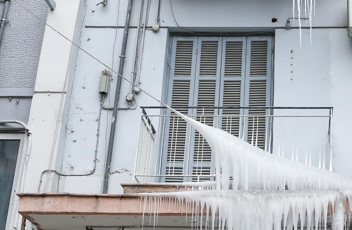 Γονείς άφησαν μωρό στο μπαλκόνι και πέθανε από το κρύο!