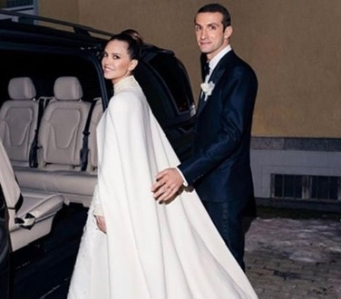 Σταύρος Νιάρχος: Νέες φωτογραφίες από το εντυπωσιακό νυφικό της συζύγου του!