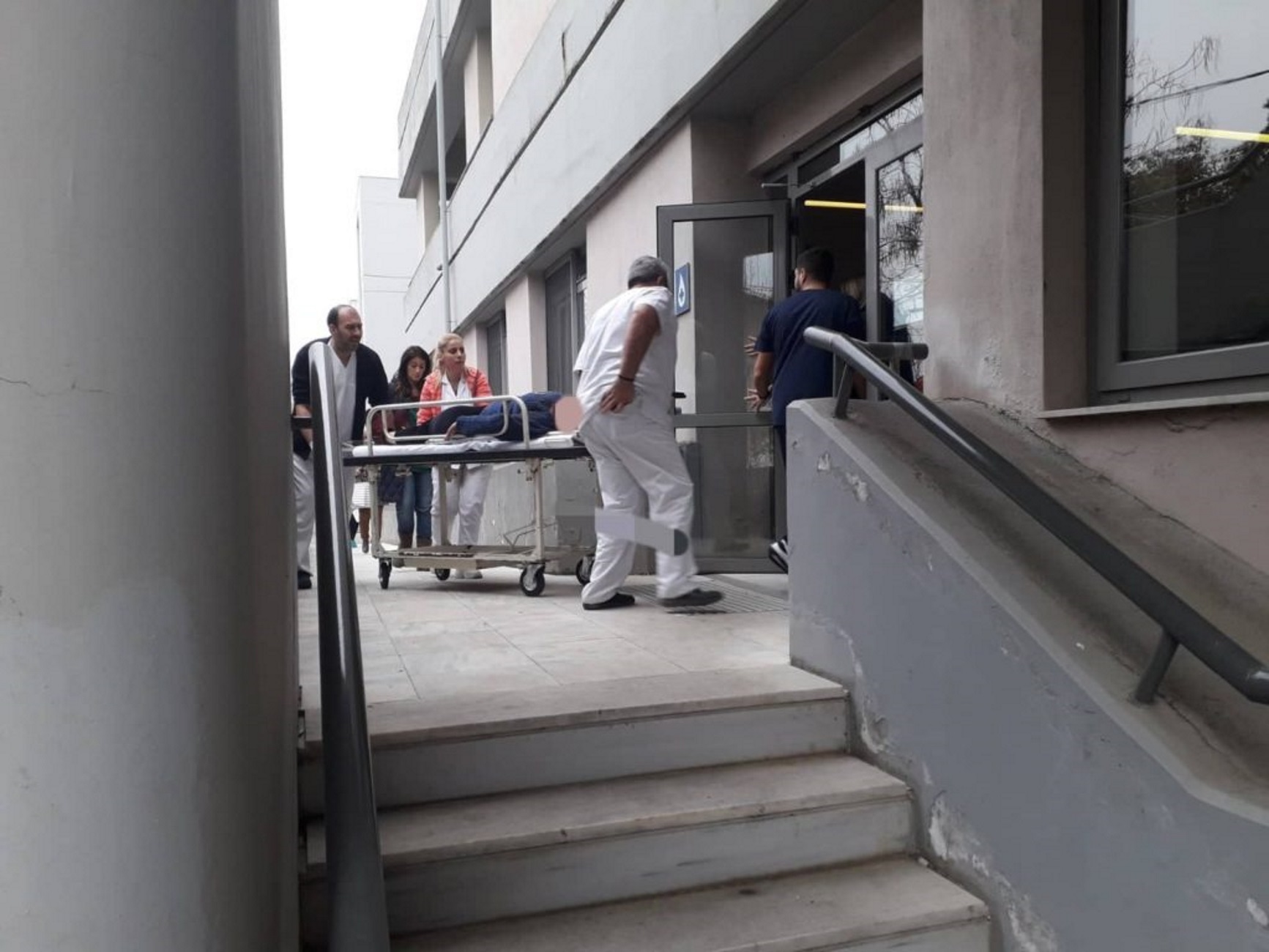 Τρίκαλα: Εικόνες σοκ μετά την πτώση γυναίκας στο κενό από τον 4ο όροφο του νοσοκομείου [pics]