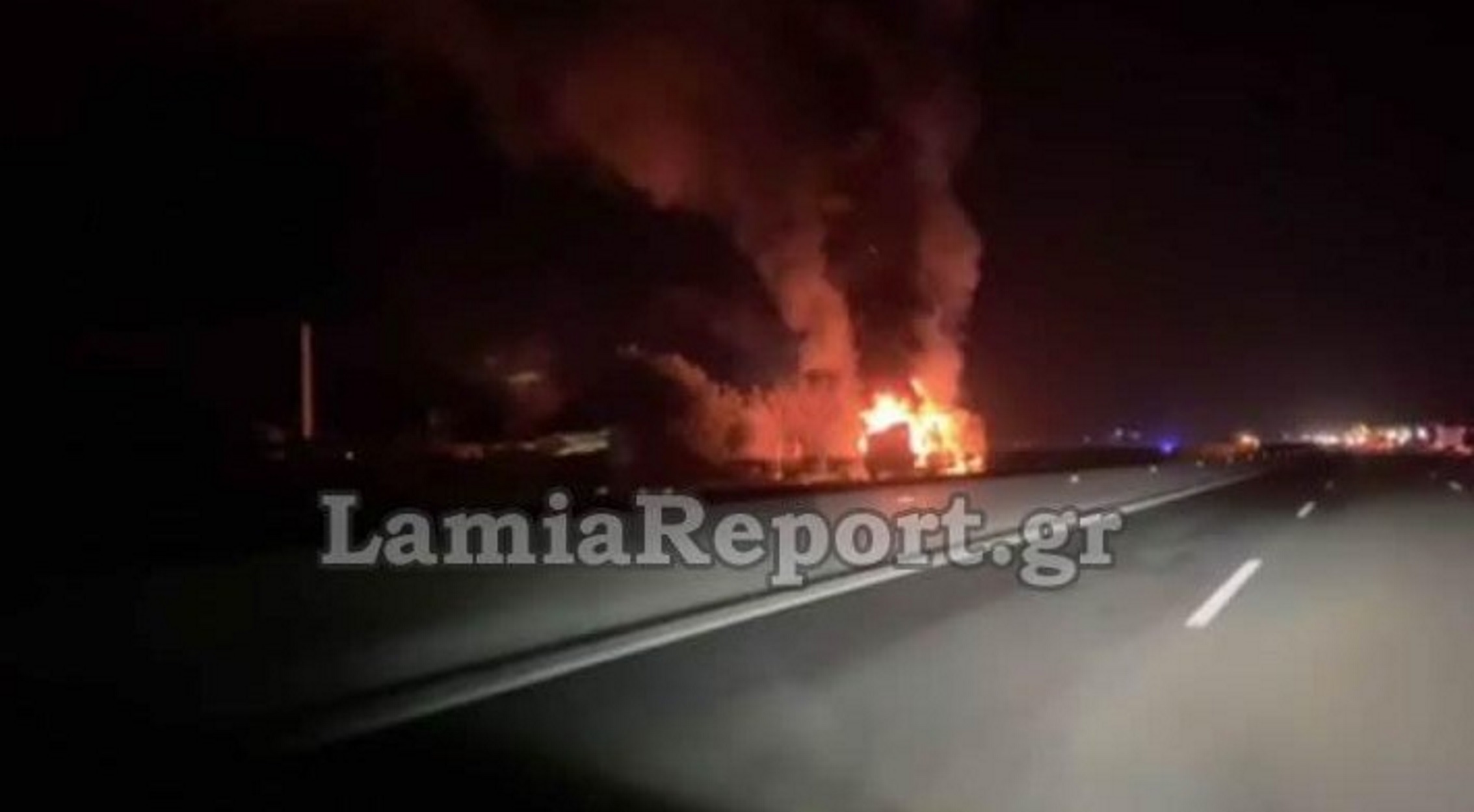 Καίγεται φορτηγό στην Αθηνών Λαμίας! Χάος από το μποτιλιάρισμα