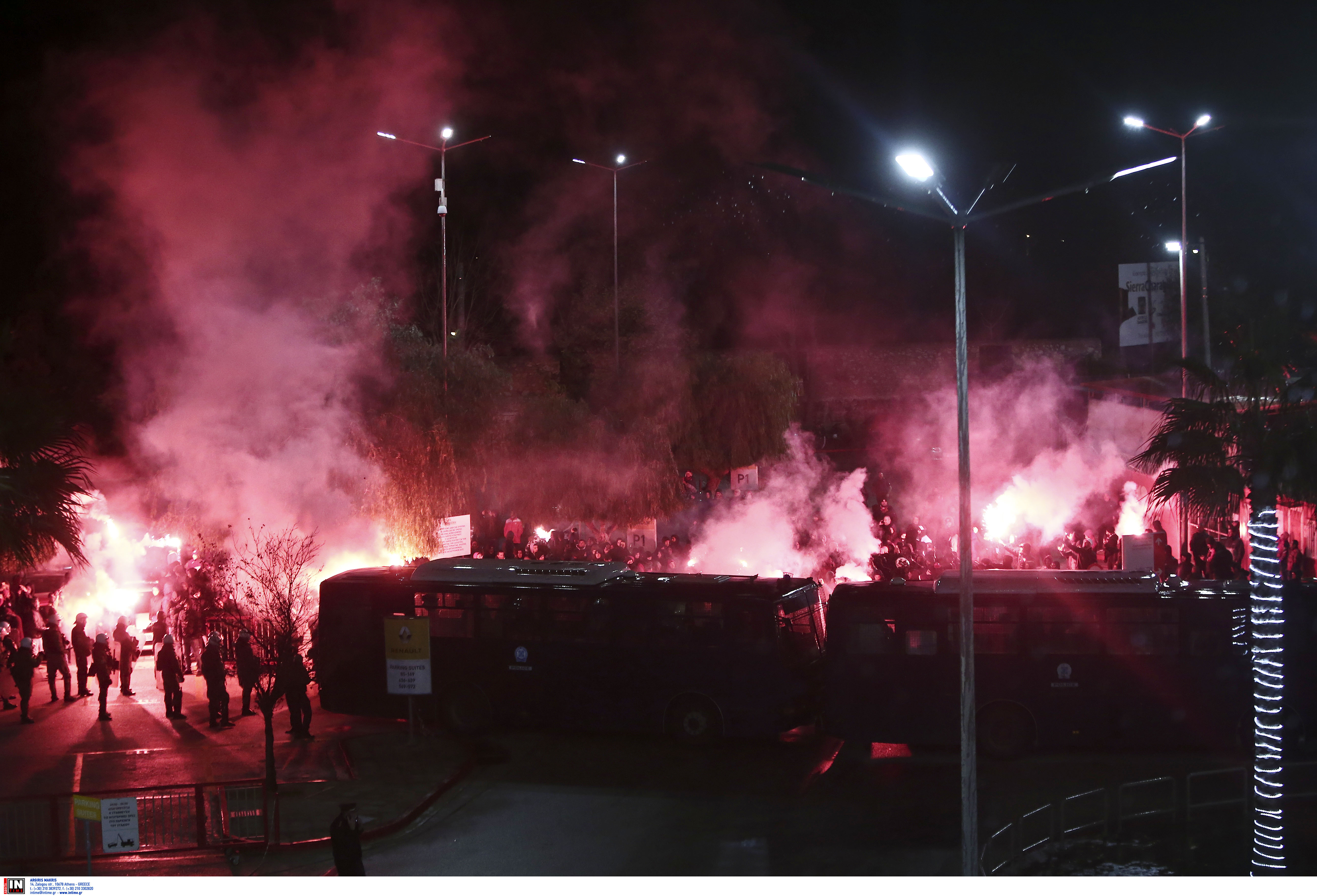 Ολυμπιακός – Παναθηναϊκός: “Χαμός” έξω από το “Καραϊσκάκης”! (pics)