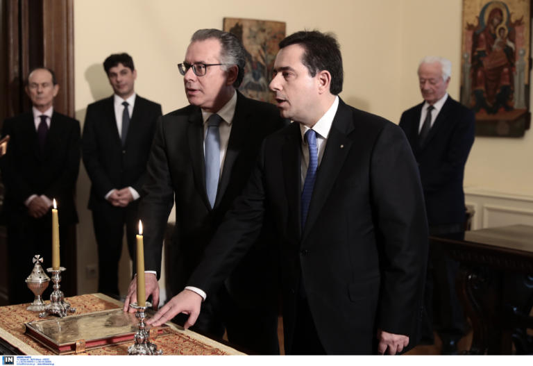 Ορκίστηκαν οι δυο νέοι υπουργοί Μετανάστευσης και Ασύλου Νότης Μηταράκης και Γιώργος Κουμουτσάκος