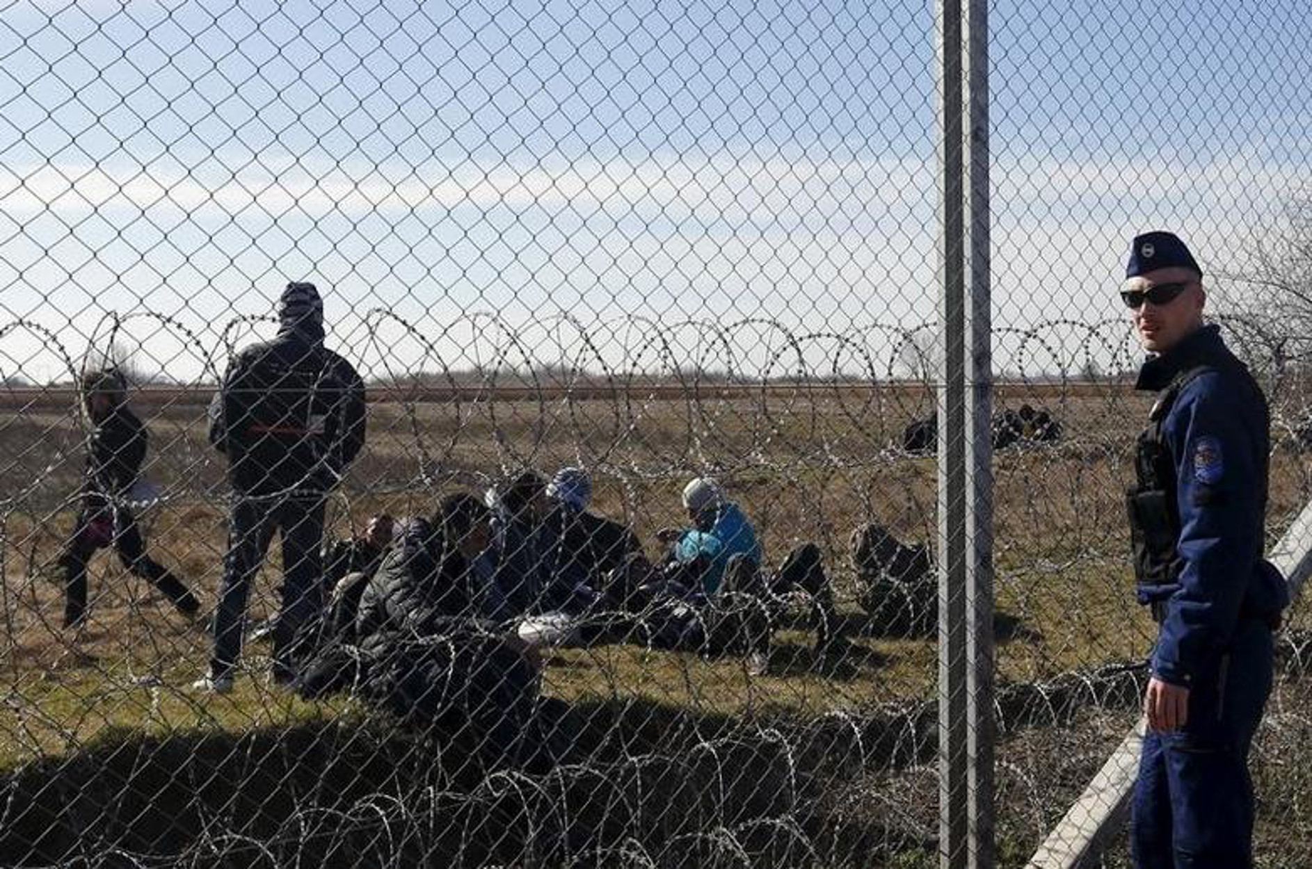 Ουγγαρία: Αξιωματικός έβγαλε όπλο σε μετανάστες
