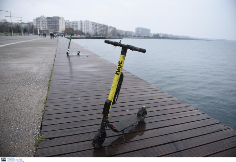 Θεσσαλονίκη: Η πτώση στη στάθμη της θάλασσας του Θερμαϊκού φανέρωσε εικόνες που μαγνήτισαν όλα τα βλέμματα
