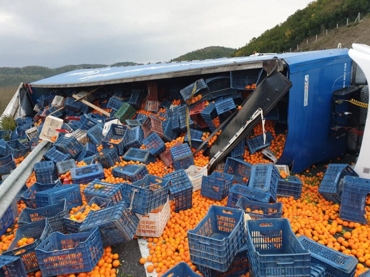 Εθνική Οδός: Ανατροπή νταλίκας με πορτοκάλια! Έκλεισε η Σπάρτης – Τρίπολης για πάνω από 4 ώρες [pics]