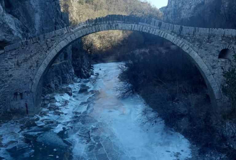 Ήπειρος: Πάγωσε το ποτάμι στο πέτρινο γεφύρι του Κόκκορη στο Ζαγόρι! Ο υδράργυρος έκανε βουτιά [pic]