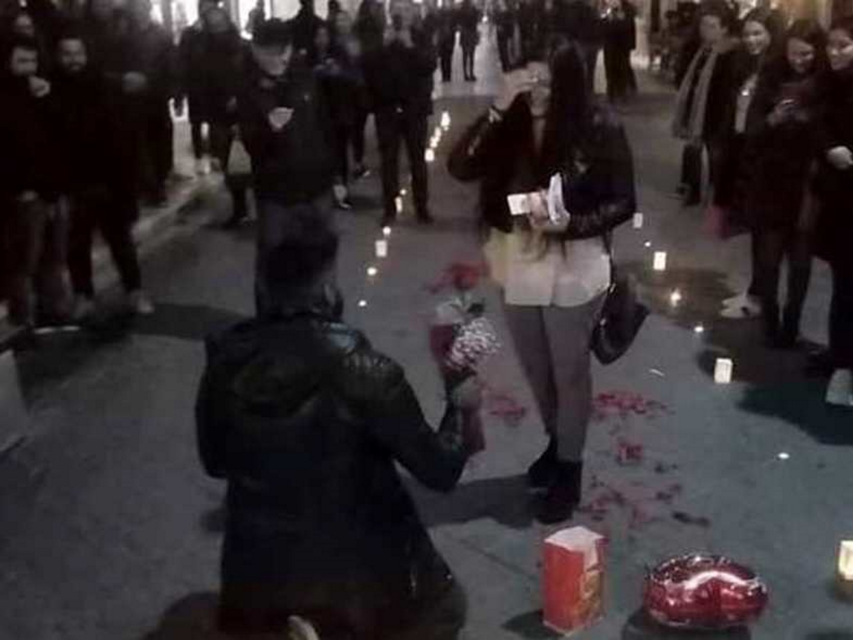 Πάτρα: Πρόταση γάμου με κεριά, λουλούδια και ραβασάκια στη μέση του δρόμου