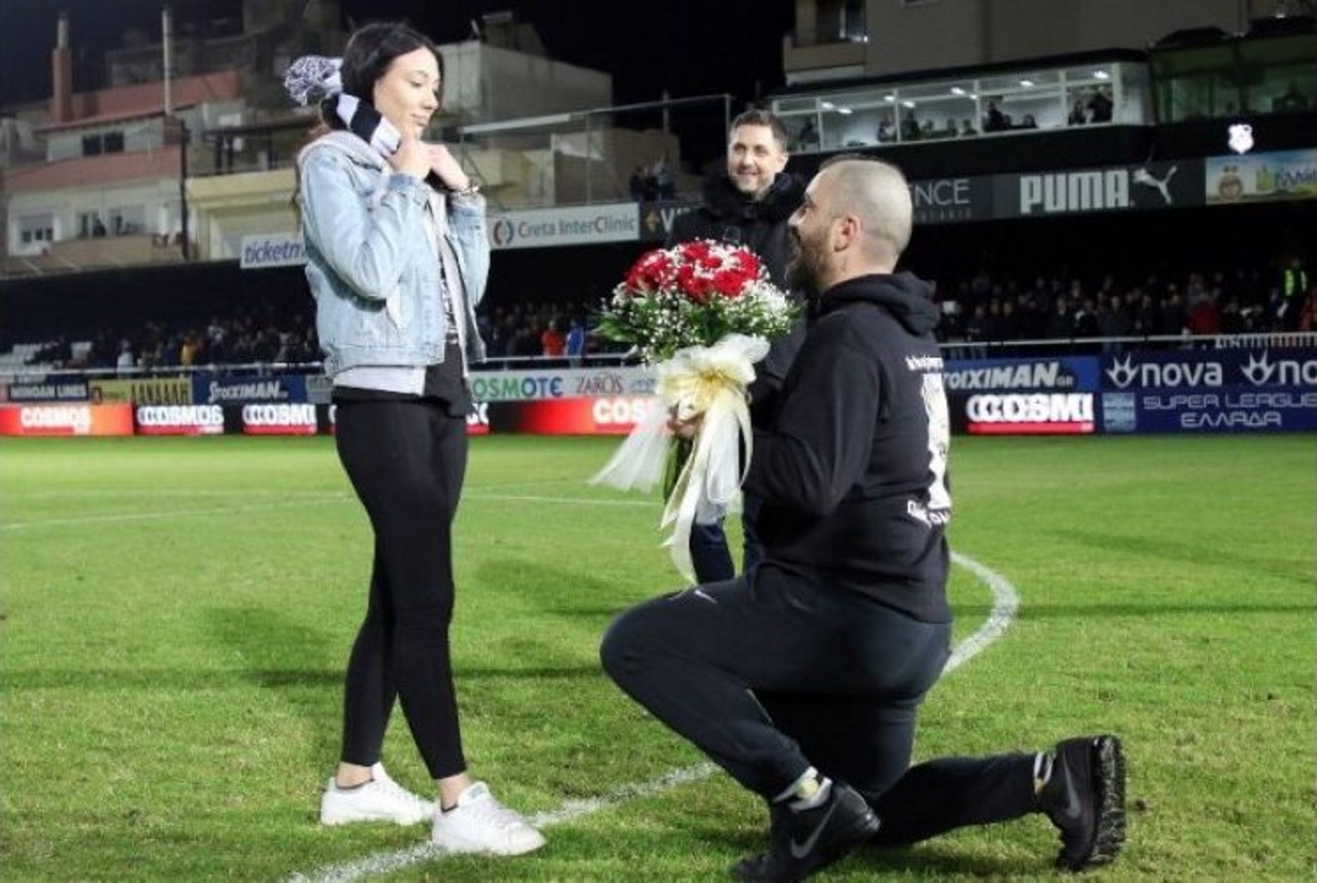 Πρόταση γάμου στο ημίχρονο αγώνα της Superleague! video