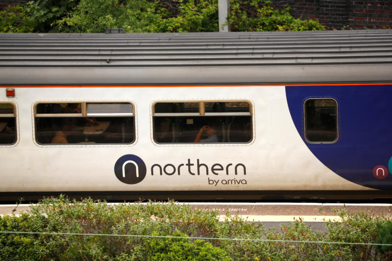 Βρετανία: Η κυβέρνηση κρατικοποιεί τους σιδηροδρόμους της βόρειας Αγγλίας