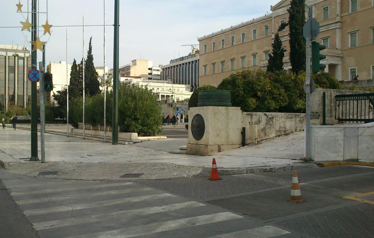 Ράμπα για ΑΜΕΑ στον Άγνωστο Στρατιώτη [Pics]