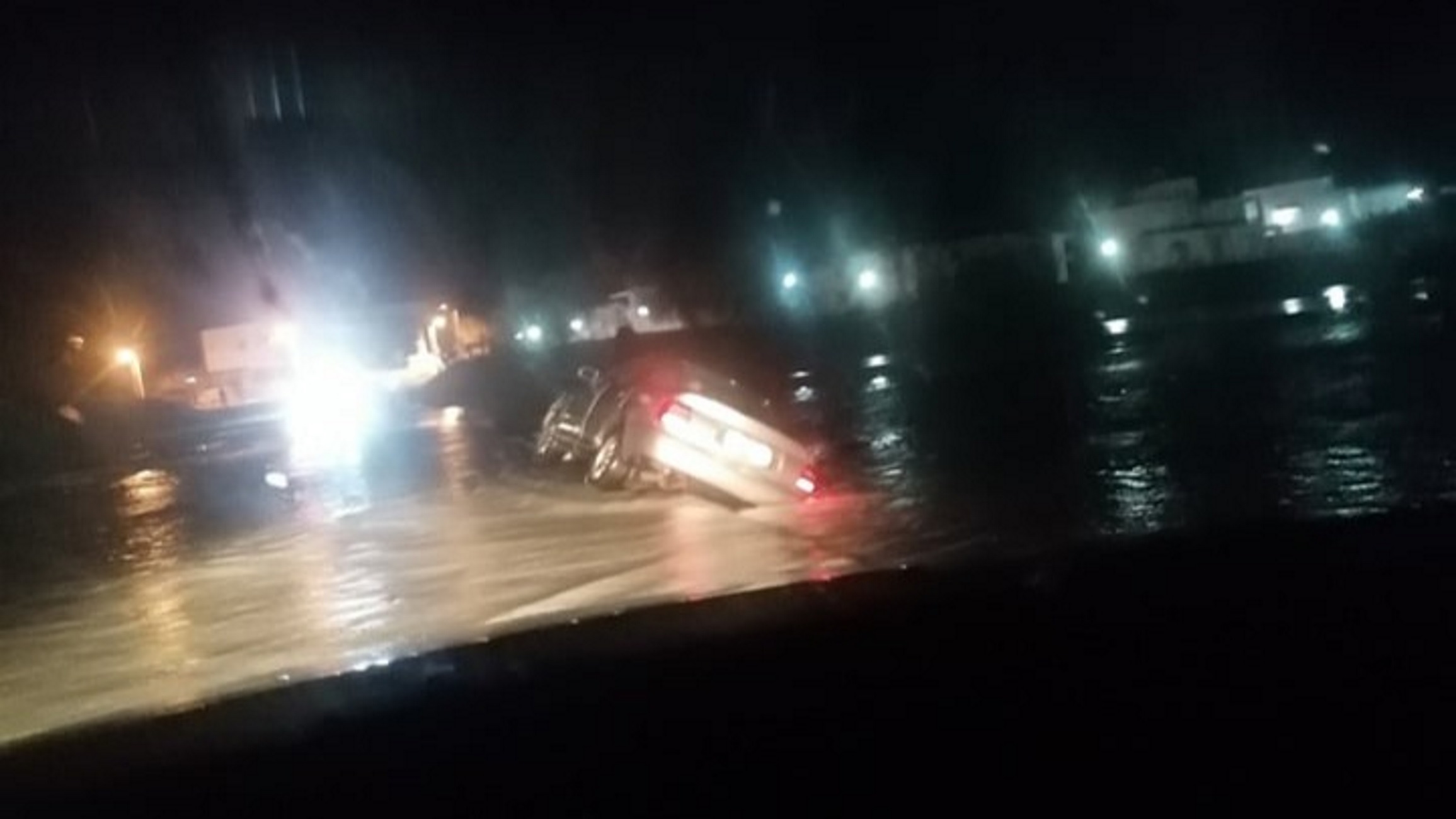 Ρόδος: Αυτοκίνητο παρασύρθηκε από ποτάμι! Ο οδηγός ρίσκαρε την ίδια του, τη ζωή [pics]