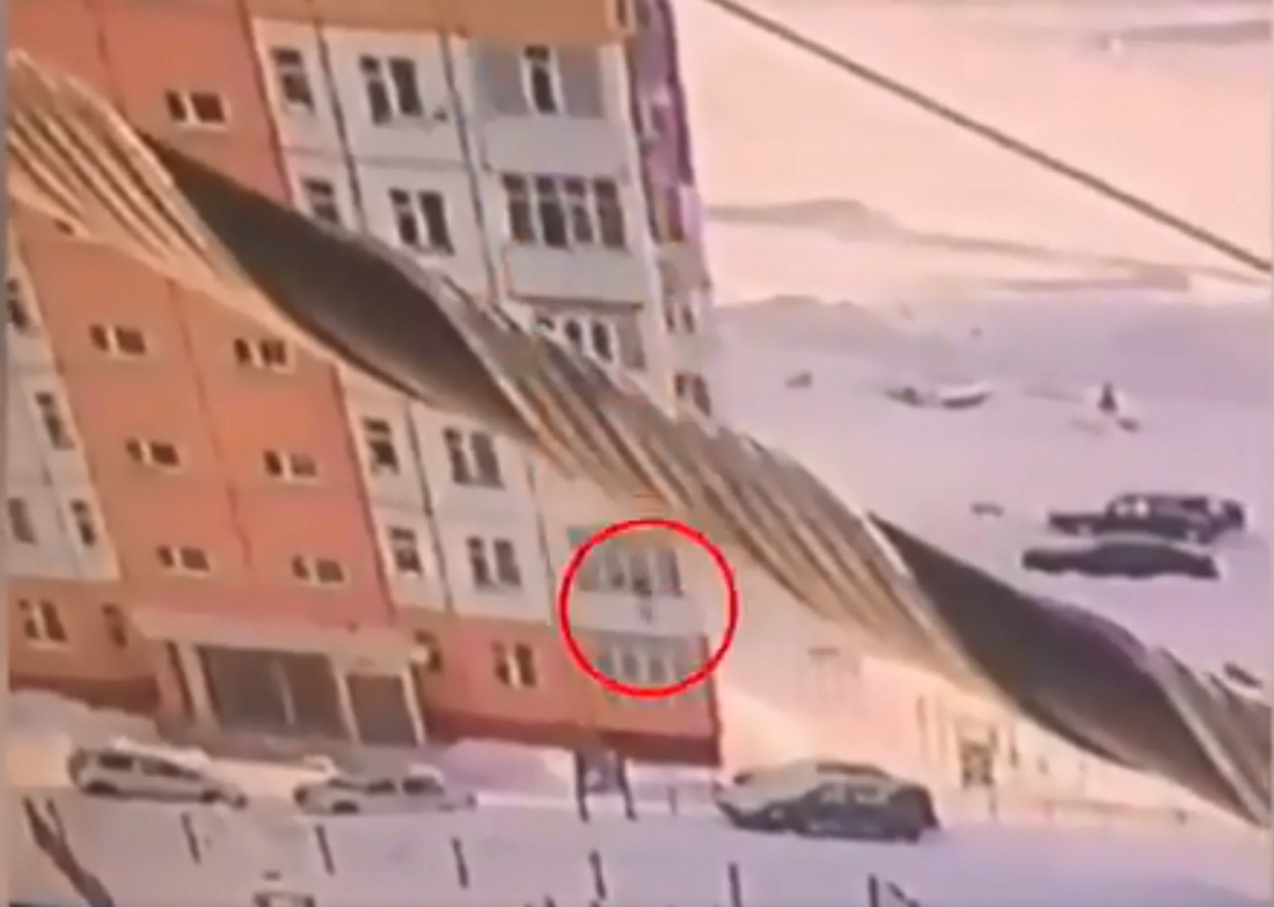 Ανατριχίλα: Γυναίκα στη Ρωσία έκανε βουτιά από τον ένατο όροφο και σώθηκε