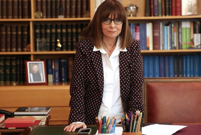 Κατερίνα Σακελλαροπούλου: Η φωτογραφία που έχει στο γραφείο της η νέα Πρόεδρος της Δημοκρατίας