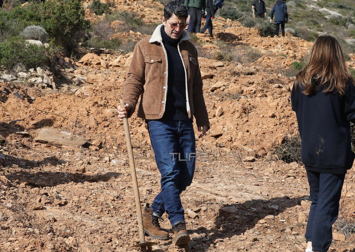 Σάκης Ρουβάς: Έπιασε το φτυάρι του και βοήθησε στην δεντροφύτευση της Πεντέλης [pics]