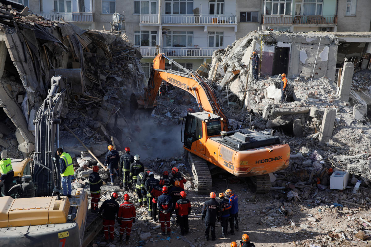 Σεισμός στην Τουρκία: Σταμάτησαν οι επιχειρήσεις διάσωσης