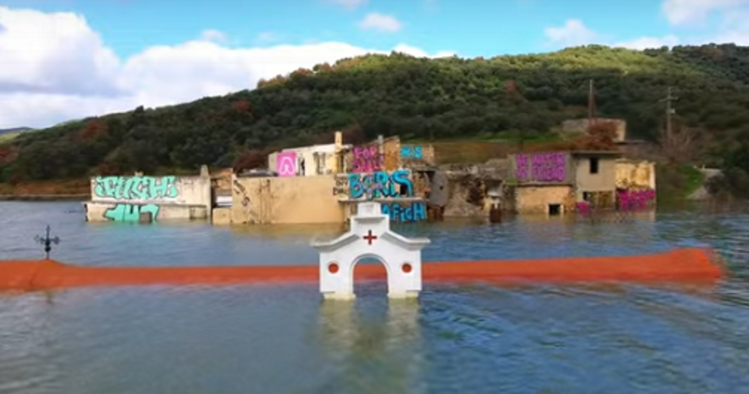 Κρήτη: “Πλημμύρισε” γκράφιτι το μισοβυθισμένο Σφεντύλι! Μια μαγική βόλτα από drone [video]