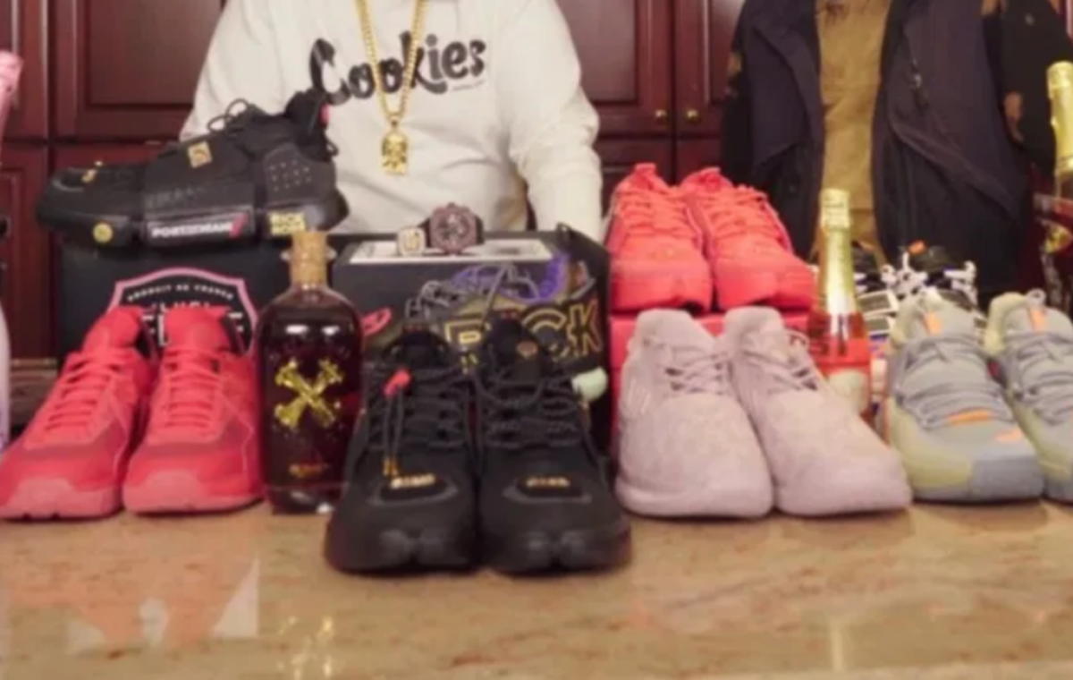 Γνωστός ράπερ δείχνει την απίστευτη συλλογή του από sneakers! – video