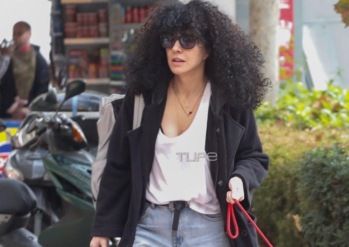 Μαρία Σολωμού: Πρωινή βόλτα για αγορές με rock look και τον αγαπημένο της σκύλο! Φωτογραφίες