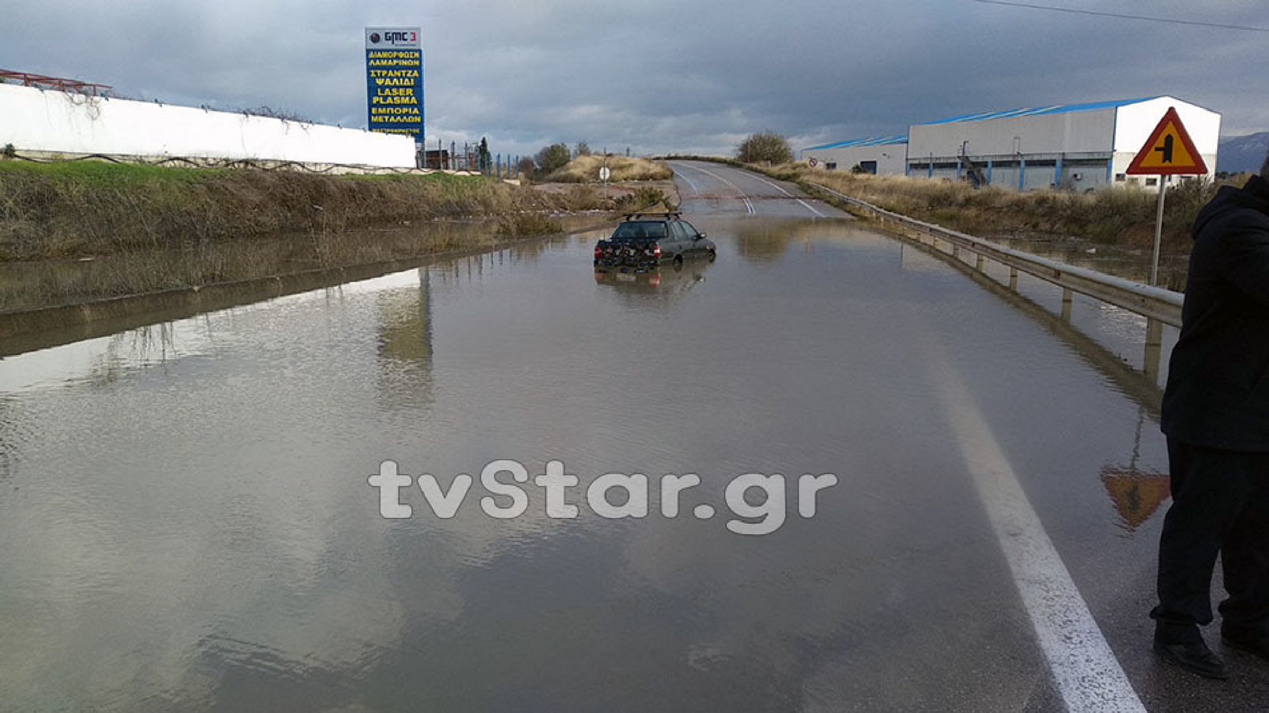 Σχηματάρι: Μεγάλη προσοχή! Οδηγός εγκλωβίστηκε σε νερά